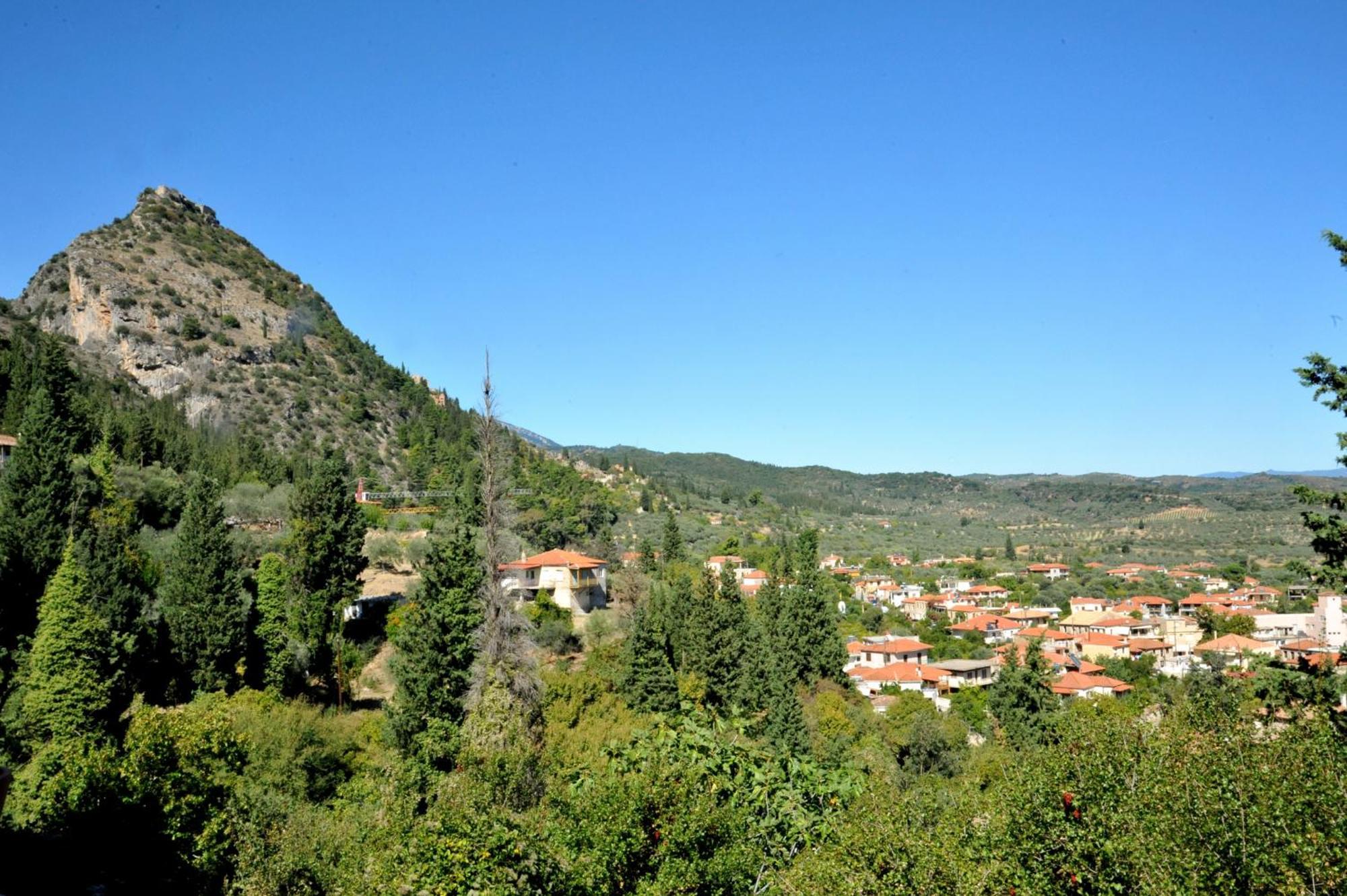 Appartement Elegant Stone Mansion In Historic Mystras Extérieur photo